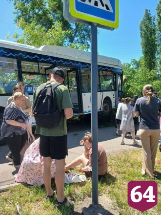 Появилось видео столкновения автобуса с деревом в Саратове