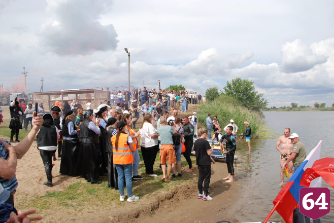 Пятеро саратовцев устроили 5-часовой заплыв на реке Малый Узень